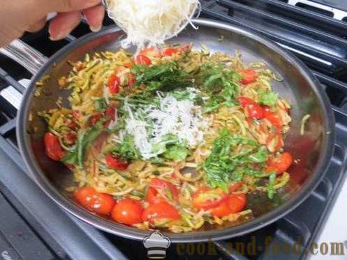Spaghetti skuasy dengan keju dan tomato
