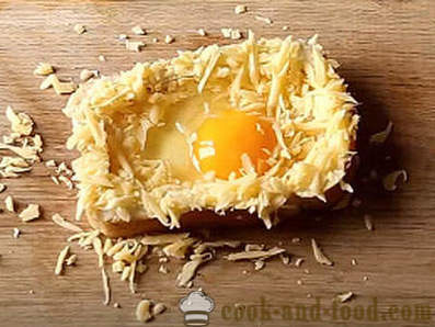 Sandwic panas dengan telur dan keju di dalam ketuhar untuk sarapan pagi