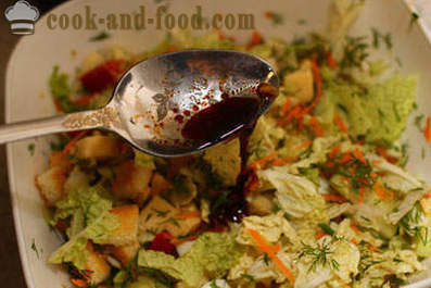 Resipi salad kubis Cina dengan keju dan croutons