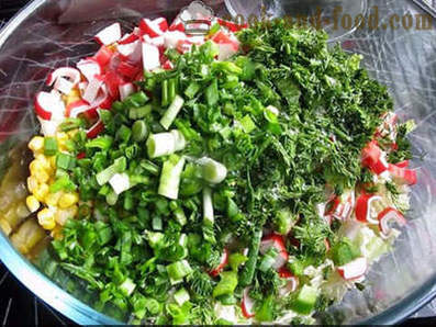 Resipi salad kubis Cina dengan keju dan croutons
