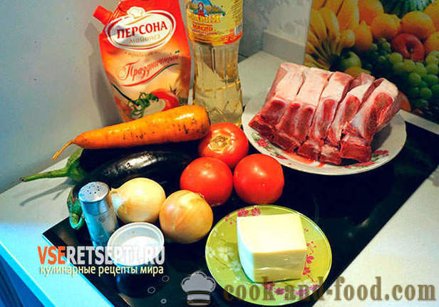 Steak daging babi dengan sayur-sayuran dan keju dalam ketuhar