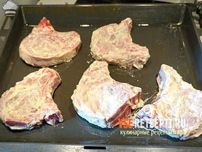 Steak daging babi dengan sayur-sayuran dan keju dalam ketuhar