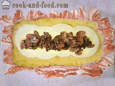 Kek kentang dengan daging dengan cendawan dan keju dalam ketuhar
