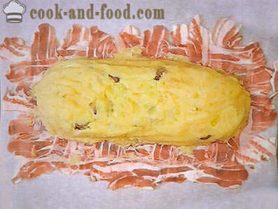 Kek kentang dengan daging dengan cendawan dan keju dalam ketuhar