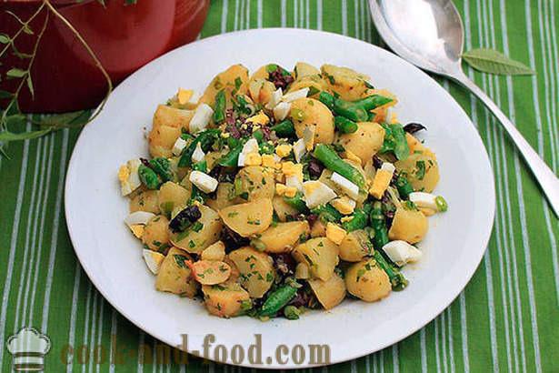 Salad kentang dengan kacang hijau dan buah zaitun