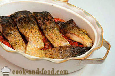 Ikan bakar dengan sayur-sayuran dalam ketuhar