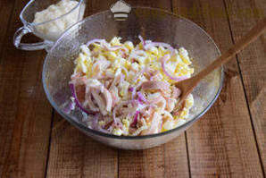 Salad sotong dengan keju dan telur