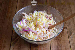 Salad sotong dengan keju dan telur