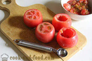 Tomato disumbat dengan telur dan keju