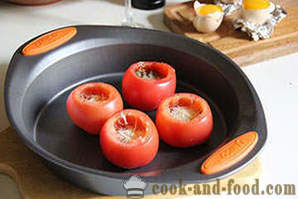 Tomato disumbat dengan telur dan keju