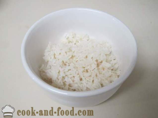 Sup beras dengan kubis dan daging cincang