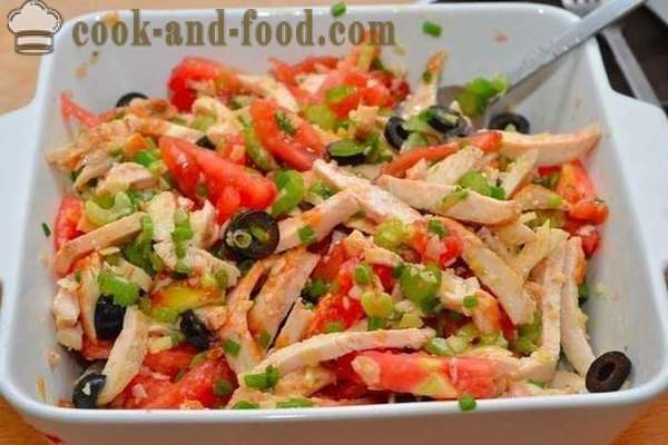 Salad ayam dengan buah zaitun