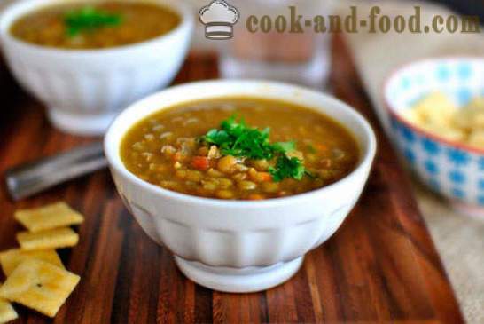 Memanaskan sup lentil dengan sayur-sayuran