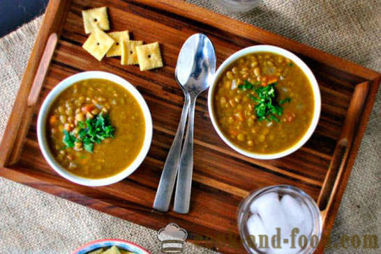 Memanaskan sup lentil dengan sayur-sayuran