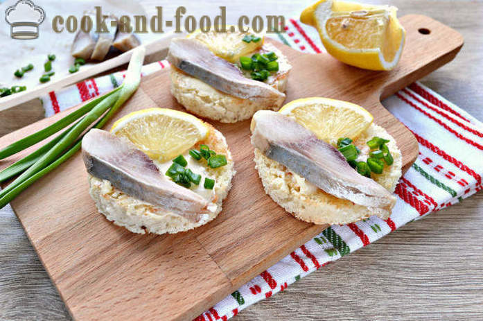 Sandwic perayaan dengan herring dan lemon - bagaimana untuk memasak sandwic indah dengan beberapa keping herring, langkah demi langkah resipi foto
