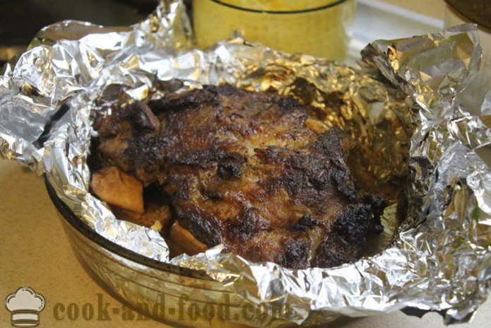 Daging babi panggang dengan epal dan madu - seperti panggang daging babi berair dalam foil, dengan langkah demi langkah resipi foto