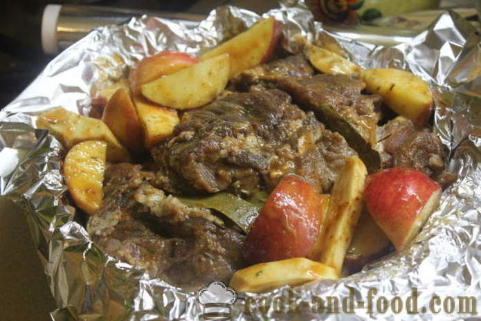 Daging babi panggang dengan epal dan madu - seperti panggang daging babi berair dalam foil, dengan langkah demi langkah resipi foto