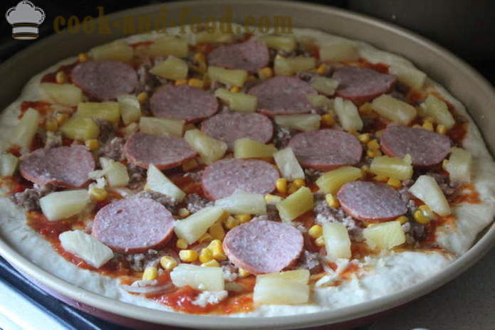 Pizza yis dengan daging dan keju di rumah - langkah demi langkah foto-pizza resipi dengan daging cincang dalam ketuhar