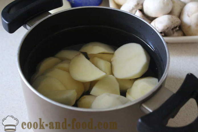 Kentang dengan cendawan dengan krim masam dan bawang putih - bagaimana untuk memasak kentang dengan cendawan dalam kuali menggoreng, langkah demi langkah resipi foto