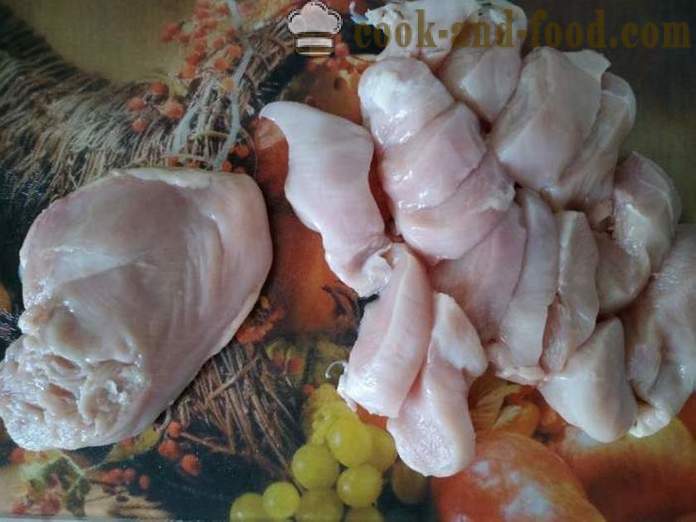 Pancungan lazat ayam dalam kuali - kedua-dua payudara pancungan masak ayam lazat dalam adunan, dengan langkah demi langkah resipi foto
