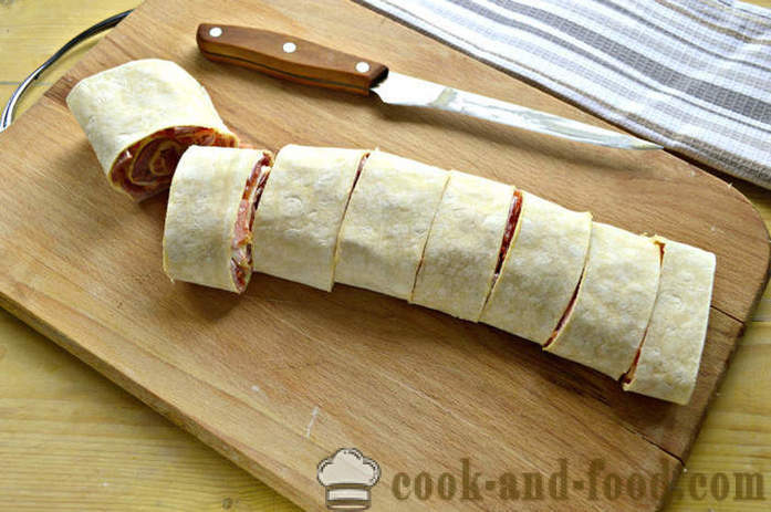 Appetizer roti pita dengan sosej - bagaimana untuk membuat roti pita roll disumbat dengan sosej, langkah demi langkah resipi foto