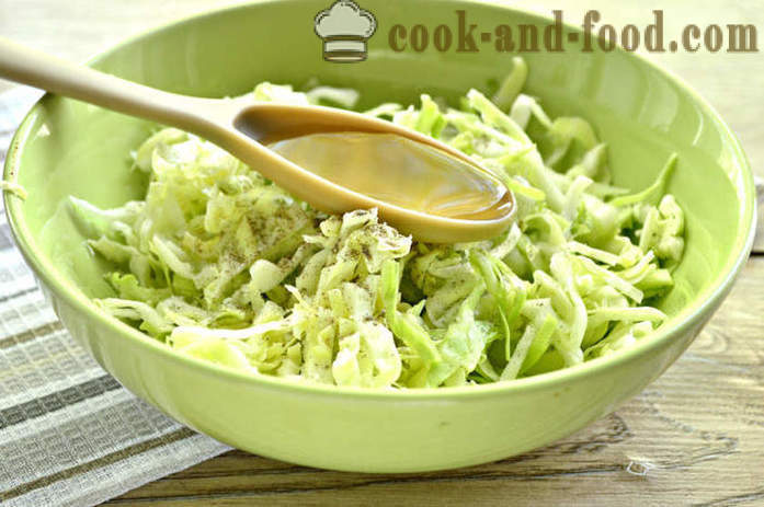 Salad mudah kubis dan timun dengan cuka - bagaimana untuk membuat salad yang lazat kubis segar dan timun dengan langkah demi langkah resipi foto