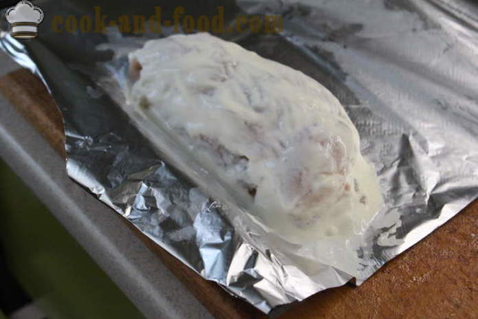 Roll Panggang ayam dalam ketuhar - seperti roll ayam bakar dalam ketuhar dalam foil, dengan langkah demi langkah resipi foto