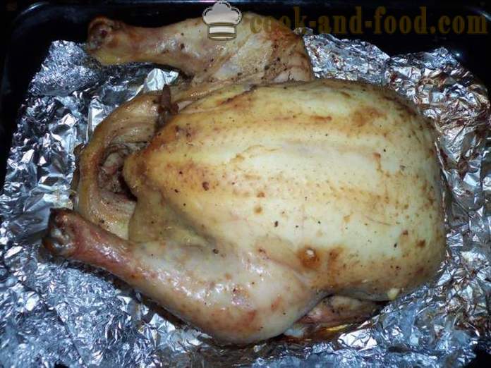 A keseluruhan ayam dalam ketuhar dalam kerajang - seperti ayam yang lazat dibakar dalam keseluruhannya ketuhar, langkah demi langkah resipi foto