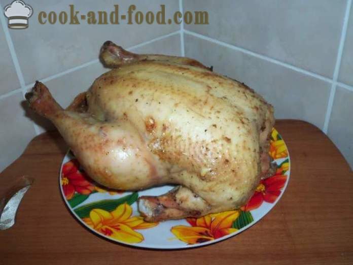 A keseluruhan ayam dalam ketuhar dalam kerajang - seperti ayam yang lazat dibakar dalam keseluruhannya ketuhar, langkah demi langkah resipi foto