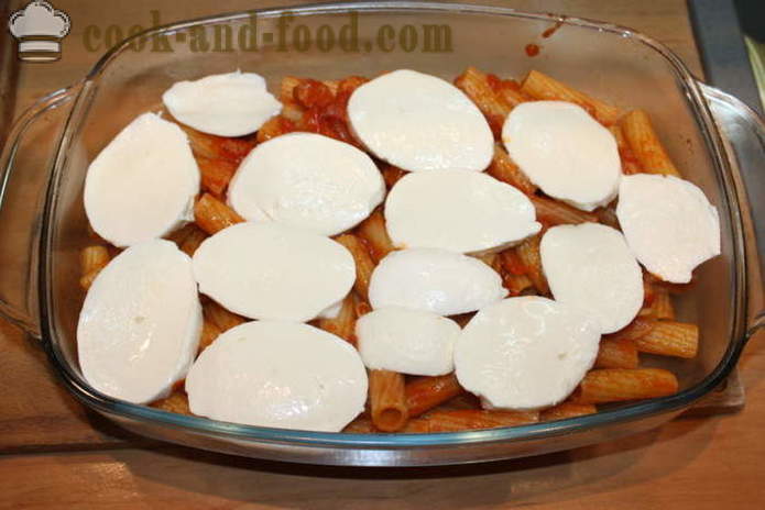 Itali Ziti hidangan - seperti pasta bakar dalam ketuhar dengan keju, tomato dan ham, langkah demi langkah resipi foto
