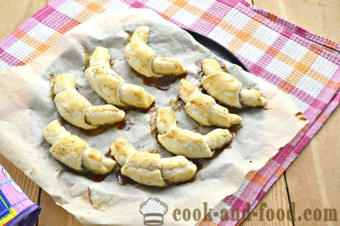 Bagels puff pastri dipenuhi dengan popi dan madu - bagaimana untuk membuat bagel sedutan pastri dengan madu dan popi benih, langkah demi langkah resipi foto
