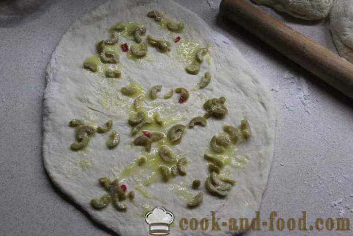 Roti yis dibakar dengan buah zaitun dan lada - bagaimana untuk membakar roti Itali di dalam oven, dengan langkah demi langkah resipi foto
