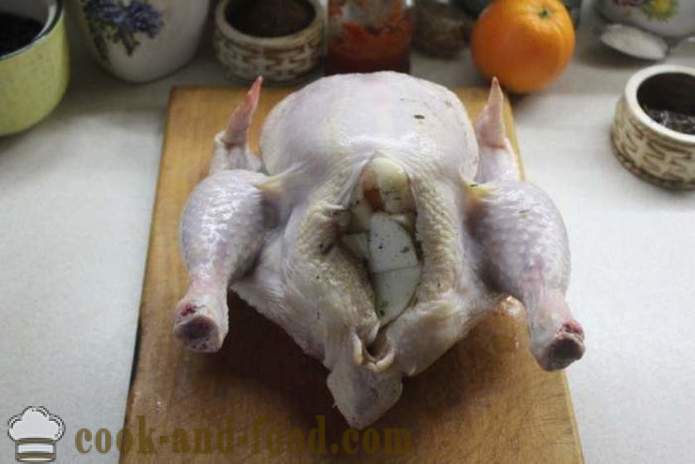 Ayam di seluruh ketuhar, dengan epal dan oren - ayam lazat dibakar dalam keseluruhannya ketuhar, langkah demi langkah resipi foto