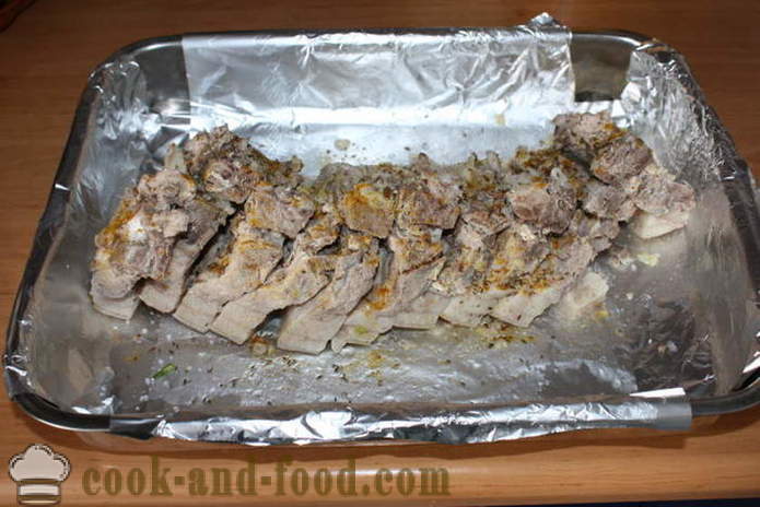 Baked tulang rusuk babi dengan kentang di dalam ketuhar - kentang panggang seperti dengan bacon, langkah demi langkah resipi foto