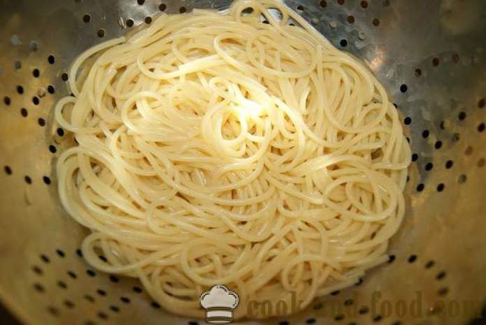 Spaghetti Monster - ringan dan hidangan panas yang lazat untuk Halloween dengan tangannya, langkah demi langkah resipi foto