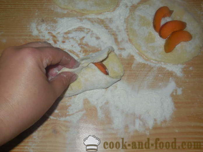 Kek dari keju lembut doh dengan aprikot dalam kuali - bagaimana untuk membuat kek dengan aprikot, langkah demi langkah resipi foto