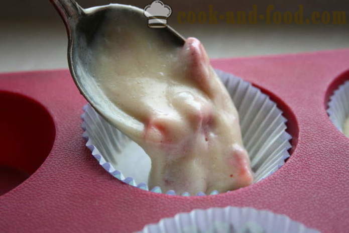 Mufin buatan sendiri pada yogurt dengan strawberi - bagaimana untuk memasak mufin dalam acuan silikon, langkah demi langkah resipi foto
