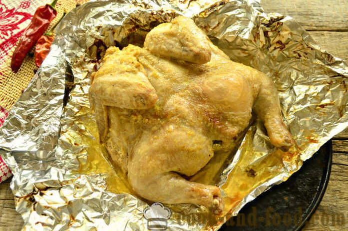 Keseluruhan ayam bakar dalam foil dalam oven - bagaimana untuk memasak ayam dalam ketuhar dalam foil, dengan langkah demi langkah resipi foto