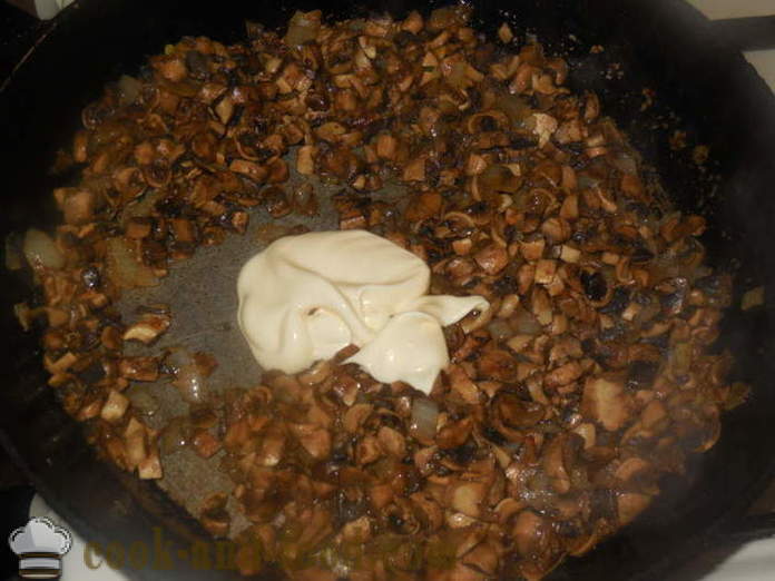 Cendawan rebus dalam sos krim dalam periuk - bagaimana untuk memasak cendawan dalam krim masam, langkah demi langkah resipi foto