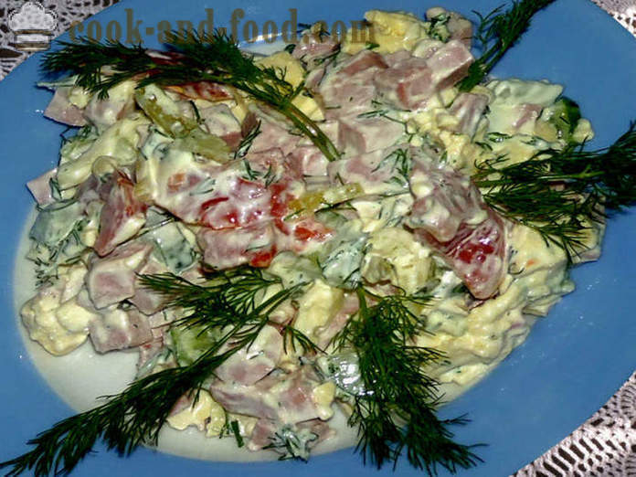 Salad dengan telur hancur dan sosej dan krim masam - bagaimana untuk menyediakan salad dengan omelet, langkah demi langkah resipi foto