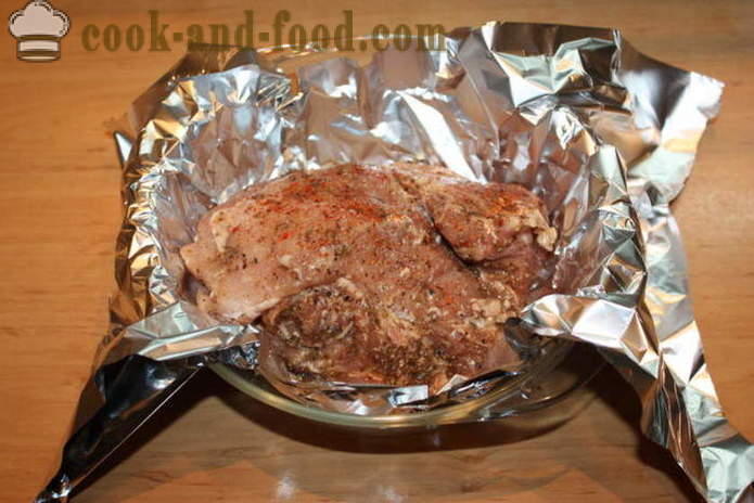 Daging babi dalam foil, bakar dalam ketuhar dengan sos delima - bagaimana untuk membakar daging babi itu adalah berair, dengan langkah demi langkah resipi foto