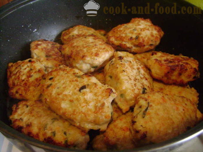 Sayatan ayam berair dengan lobak merah, bawang - bagaimana untuk membuat cutlets ayam berair dalam kuali, langkah demi langkah resipi foto