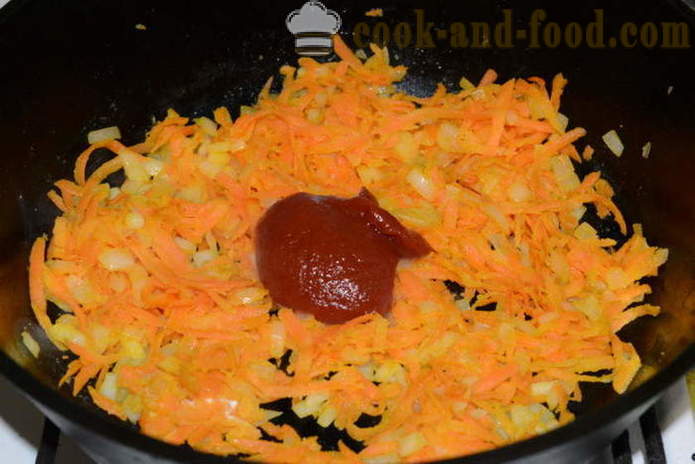 Paha ayam tumis dengan bawang, lobak merah dan timun jeruk - bagaimana untuk memasak paha ayam lazat dalam periuk, dengan langkah demi langkah resipi foto