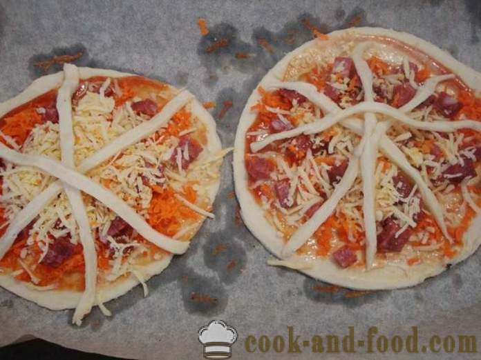 Mini pastri puff pizza dengan sosej dan keju - bagaimana untuk membuat mini pizza puff pastri, dengan langkah demi langkah resipi foto