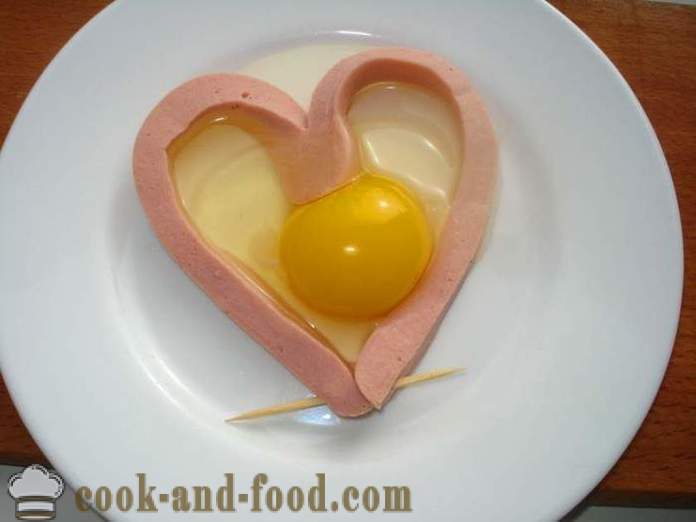 Telur dalam hati dengan sosej - bagaimana untuk membuat telur hancur dalam bentuk jantung dalam ketuhar gelombang mikro, langkah demi langkah resipi foto