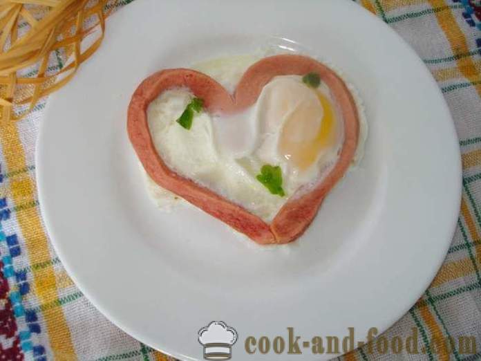 Telur dalam hati dengan sosej - bagaimana untuk membuat telur hancur dalam bentuk jantung dalam ketuhar gelombang mikro, langkah demi langkah resipi foto