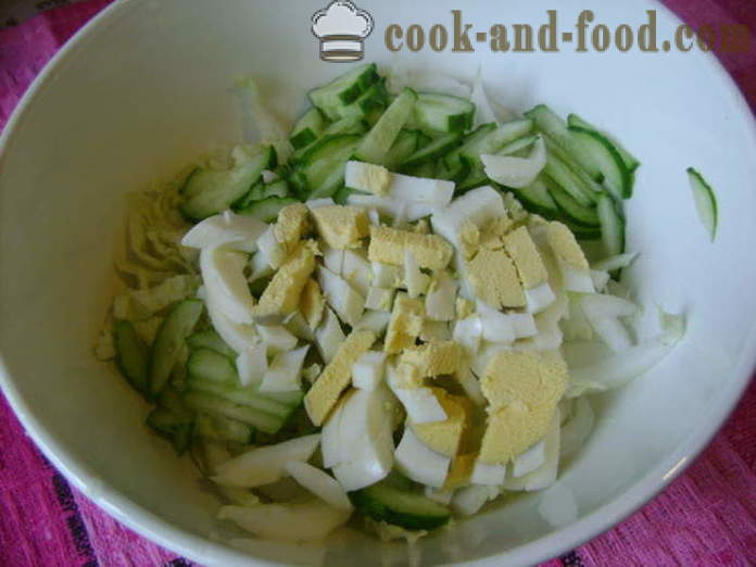 Salad dengan kubis cina, timun, telur dan bawang hijau - bagaimana untuk memasak salad yang lazat kubis Cina, satu langkah demi langkah resipi foto