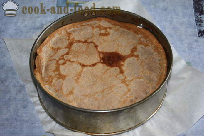 Kek lempeng buatan sendiri dengan keju ricotta dan mendahului dengan krim disebat