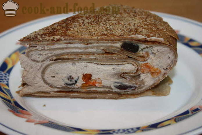 Kek lempeng buatan sendiri dengan keju ricotta dan mendahului dengan krim disebat