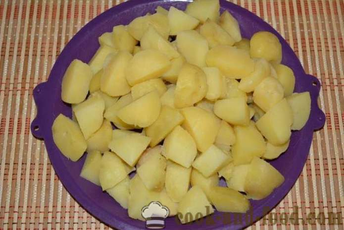 Rebus kentang dalam kulit mereka dalam kuali goreng - hidangan lazat kentang rebus dalam kulit mereka untuk hiasan